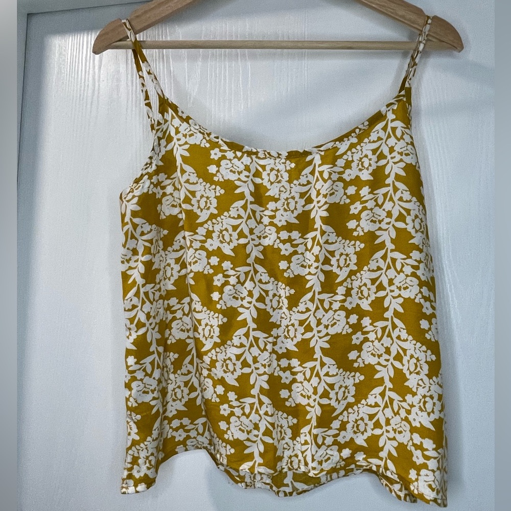 University Club Yellow and White Floral Sleeveless Top with side buttons. Size M
